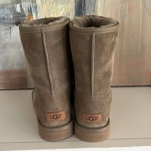 Women’s UGG boot size 9 taupe suede excellent